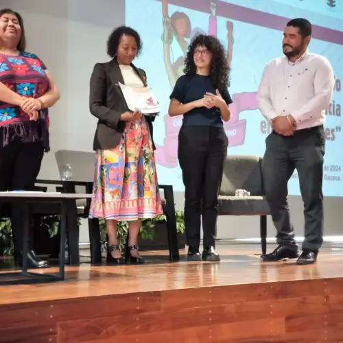 photoConmemoración del sufragio femenino en México "Tejiendo democracia entre mujeres"